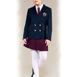 Девочка в школьной форме с галстуком
