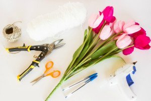 Тюльпаны и различные инструменты для изготовления подарка
