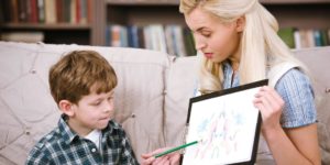 Психолог показывает ребёнку картинку