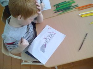 Мальчик рисует