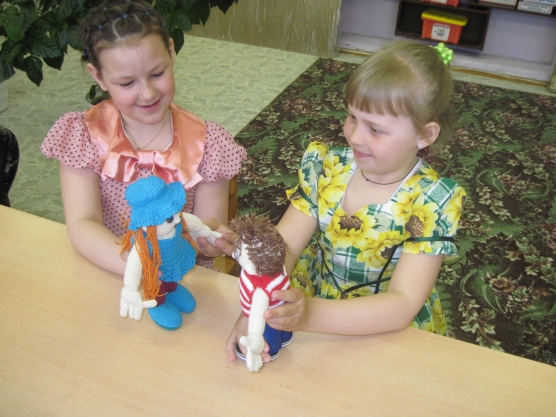 Девочки играют с куклами