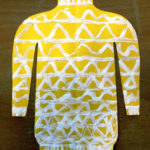Рисунок: жёлтый свитер с белыми волнами
