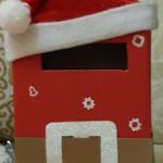 Красный ящик с ремешком и шапочкой Деда Мороза