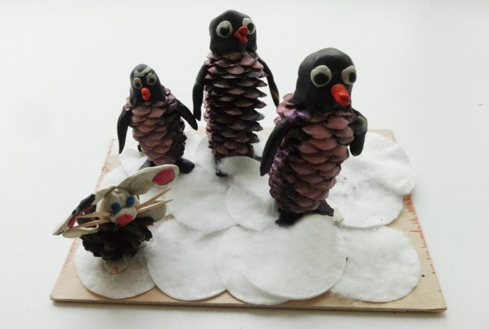 Пингвины из еловых шишек