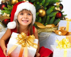 Ребёнок в 4 года открывает новогодний подарок