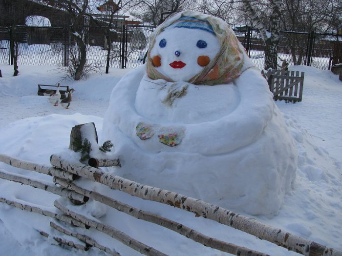 Снеговик из снега