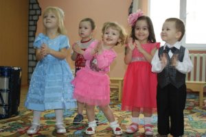Ребёнок в детском саду на новый год рассказывает стих