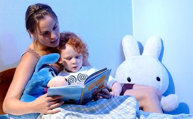 Мама читает сказку малышу